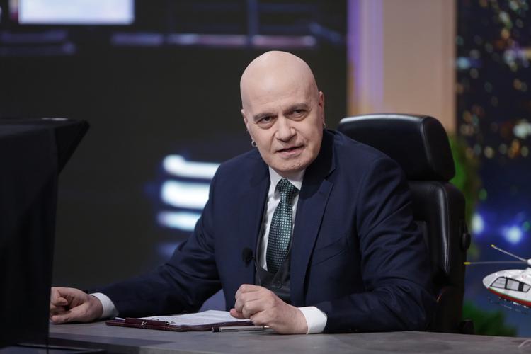 På ryggen af en folkelig anti-korruptionsbølge står komikeren og tv-værten Slavi Trifonov til at blive Bulgariens nye leder. Men vejen til magten risikerer at sætte grimme pletter på den politiske komets image.

 Foto: 7/8 Tv/Ritzau Scanpix