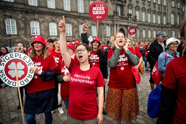Strejkende sygeplejersker holdt demonstration for ligeløn på Christiansborg Slotsplads i lørdags. Foto: Ida Guldbæk Arentsen/Ritzau Scanpix