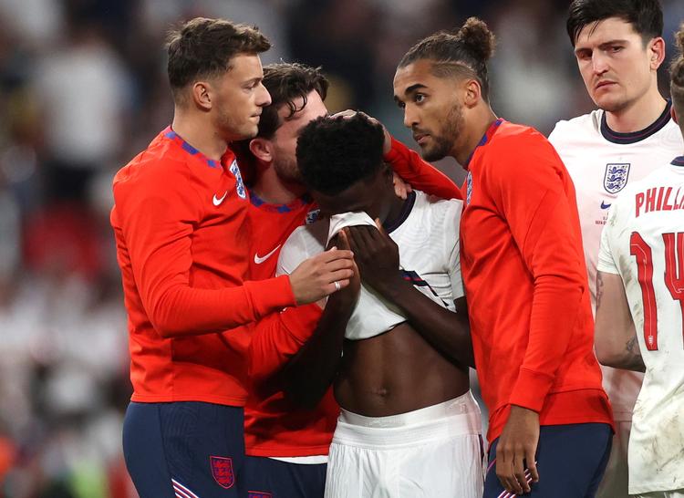 Englands Bukayo Saka blev trøstet af sine kammerater efter at have brændt et straffespark mod Italien. På sociale medier var racistiske fodboldfans mindre tilgivende. Foto: Carl Recine/Ritzau Scanpix