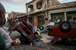 Enkelte steder væltede demonstranterne politiets tjenestebiler og andre biler, en handling, der er ganske usædvanlig i Cuba. Foto: Yamil Lage/Ritzau Scanpix