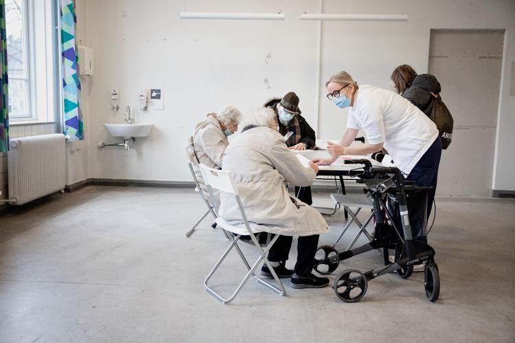 Efter nogle faldulykker blev den belgiske kvinde indlagt på hospitalet, hvor hun blev testet positiv to coronavarianter samtidig.

Billedet er fra Vaccineklinikken på Frederiksberg Hospital.  Foto: Valdemar Ren