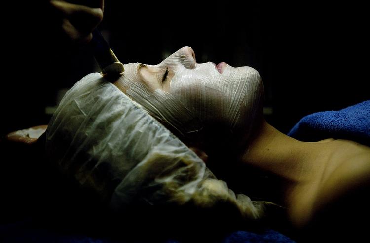 Hvor vi måske tidligere har sagt noget om, at øjnene er sjælens spejl, så er det nu blevet huden, siger etnolog Astrid Pernille Jespersen. Foto: Pelle Rink/POLFOTO