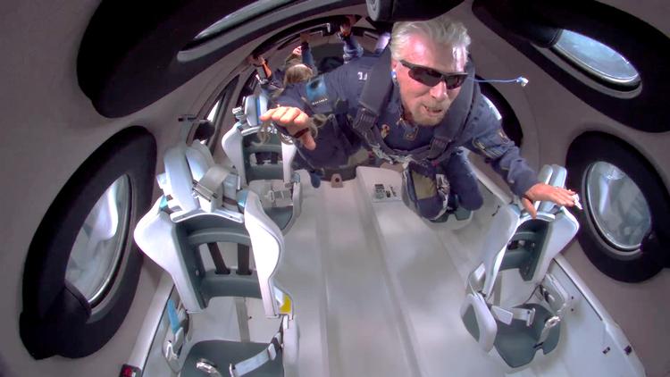 Richard Branson svæver i vægtløshed under søndagens rumturismeudflugt ud til kanten af rummet, 86 over Jordens overflade.  Foto: Virgin Galactic/Ritzau Scanpix