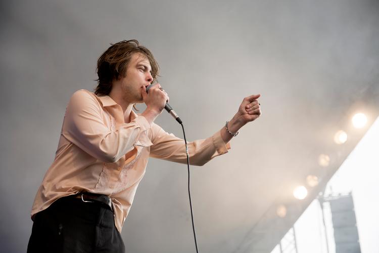 Kom til 3-dages festival i weekenden med blandt andet forsangeren fra Iceage Elias Bender Rønnenfelt på Hotel Cecil. Her ses han til en koncert i 2017. Foto: Thomas Borberg/POLFOTO