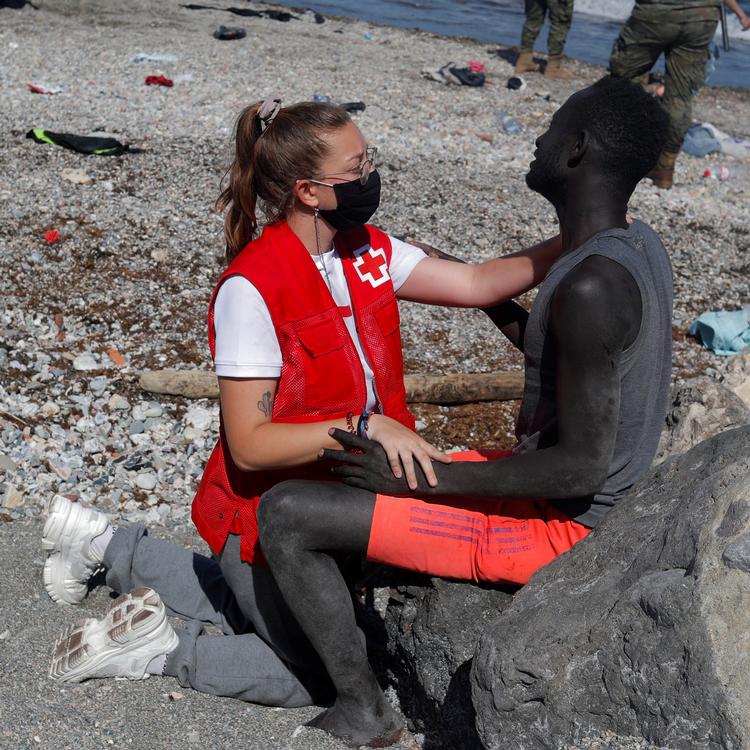     20-årige Lune Reyes trøstede en af de migranter, som 18. maj forsøgte at trænge ind i Ceuta, da Marokkos regering stik imod alle aftaler lod tusindvis af migranter og marokkanere løbe storm på den spanske enklave.  Foto Jon Nazca