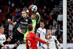 Kamil Grabara (i sort) i direkte duel med Sten Grytebust i Parken. Nu er polakken købt som FCK's førstevalg på målmandsposten. Foto: Jens Dresling/POLFOTO