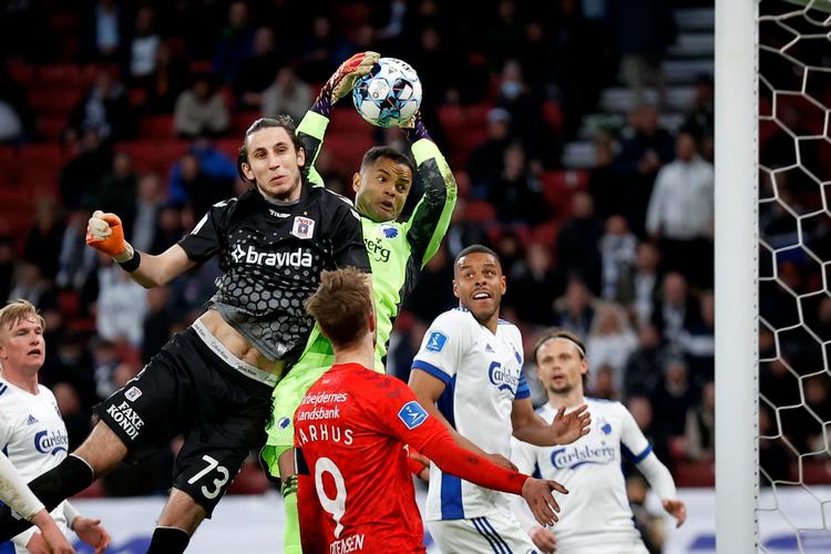 Kamil Grabara (i sort) i direkte duel med Sten Grytebust i Parken. Nu er polakken købt som FCK's førstevalg på målmandsposten. Foto: Jens Dresling/POLFOTO