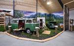 Det handler i høj grad om drømme på hjul på Camping Outdoor Museum og om at rulle ud i naturen med soveværelset på ryggen. F.eks. i en klassisk VW T2-autocamper fra 1970 (til venstre) eller en af en af de første Camp-let-modeller (i midten). Foto: Egeskov Castle 