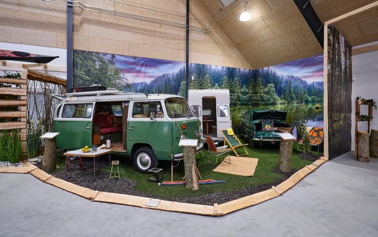 Det handler i høj grad om drømme på hjul på Camping Outdoor Museum og om at rulle ud i naturen med soveværelset på ryggen. F.eks. i en klassisk VW T2-autocamper fra 1970 (til venstre) eller en af en af de første Camp-let-modeller (i midten). Foto: Egeskov Castle 