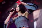 Integral Images vil have knap en million kroner i erstatning af popstjernen Dua Lipa. Her er hun fotograferet under sin koncert på Orange Scene på Roskilde Festival i 2018.    Arkivfoto Thomas Borberg