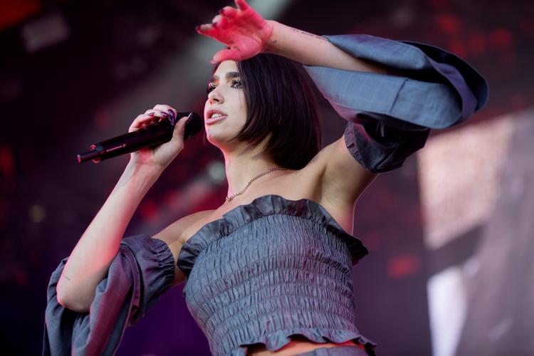 Integral Images vil have knap en million kroner i erstatning af popstjernen Dua Lipa. Her er hun fotograferet under sin koncert på Orange Scene på Roskilde Festival i 2018.    Arkivfoto Thomas Borberg