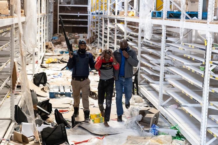 En plyndrer arresteres i Johannesburg, Sydafrika.  Foto: Guillem Sartorio/Ritzau Scanpix