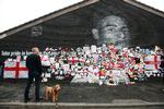 Marcus Rashford mur i Withington, Manchester blev vandaliseret med racistiske bemærkninger efter det brændte straffespark ved EM-finalen søndag. Snart efter havde lokale støtter dækket det med positive opmuntringer til ham og de andre uheldige spillere. Foto: Ed Sykes/Ritzau Scanpix