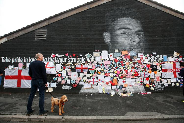 Marcus Rashford mur i Withington, Manchester blev vandaliseret med racistiske bemærkninger efter det brændte straffespark ved EM-finalen søndag. Snart efter havde lokale støtter dækket det med positive opmuntringer til ham og de andre uheldige spillere. Foto: Ed Sykes/Ritzau Scanpix
