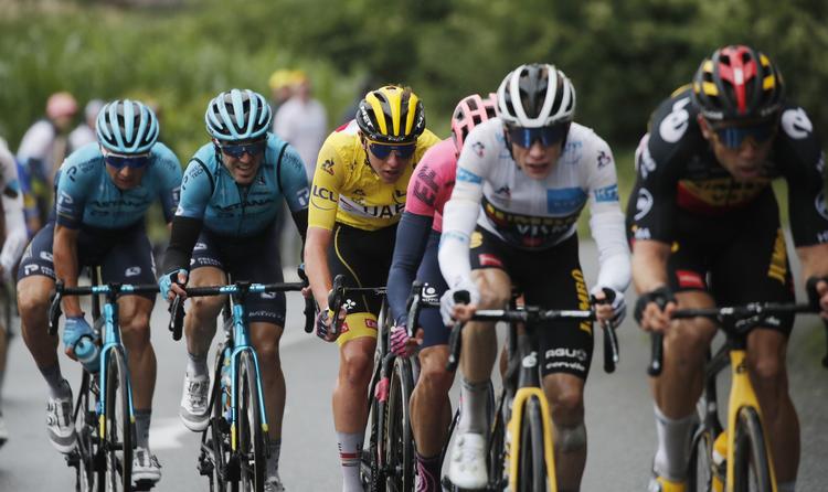 Belgieren Wout van Aert har med Jonas Vingegaard på hjul sat et angreb ind i finalen på 16. etape, men ingen af danskerens rivaler lod sig overrumple.
 Foto: Benoit Tessier/Ritzau Scanpix