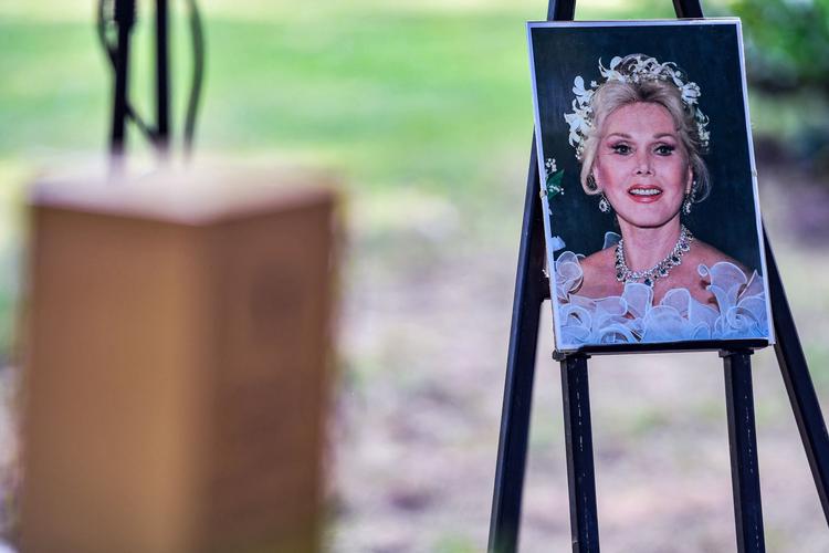 Urnen med Zsa Zsa Gabor ligger nu blandt i en æresgrav i Budapest. Foto: Gergely Besenyei/Ritzau Scanpix