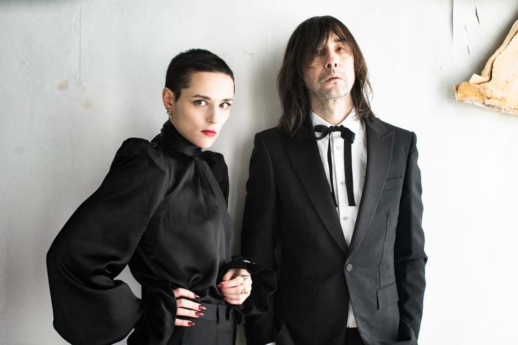 Det klæder både Bobby Gillespie og Jehnny Beth at skrælle al støj fra og synge rent fra det bristede hjerte. Foto: Sam Christmas