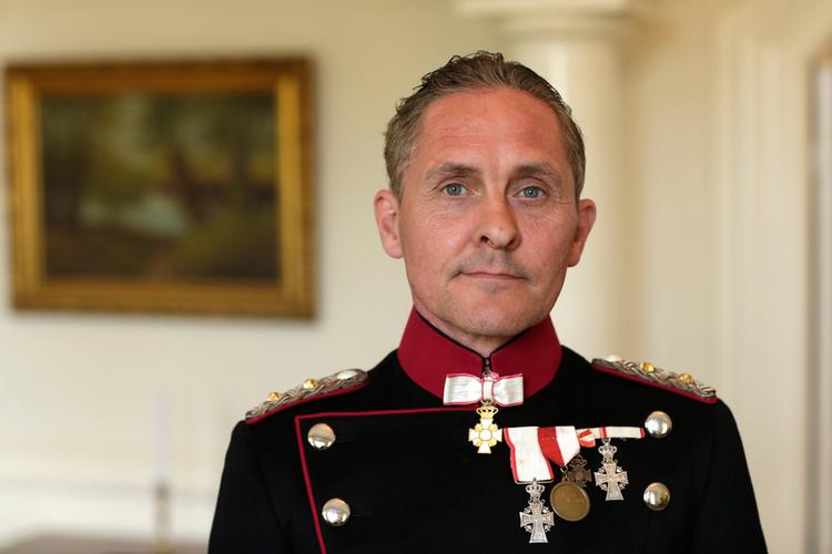 Den excentriske kaptajn Chantelou vil gedulgt nedgrave to kasser med oplysninger, som ikke må falde i hænderne på fjenden, der her i 1952 er Sovjetunionen. Pr-foto:  Jeppe Gudmundsen-Holmgreen