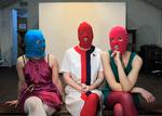 Pussy Riot, der både er en protestgruppe og et punkband, er blandt andet kendt for at bære farverige elefanthuer.  Foto: Sergey Ponomarev/Ritzau Scanpix