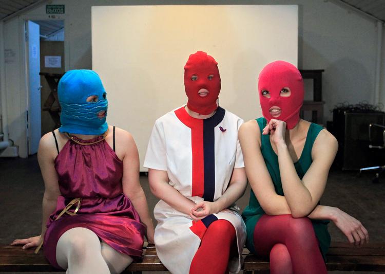 Pussy Riot, der både er en protestgruppe og et punkband, er blandt andet kendt for at bære farverige elefanthuer.  Foto: Sergey Ponomarev/Ritzau Scanpix