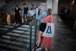  Kan du se dine forfædre? Der må ekstra højde til, da en pige vil se Moesgaard Museums rekonstruktioner af tidlige menneskearter gennem en kikkert i museets foyer.  Foto: Kåre Viemose/POLFOTO