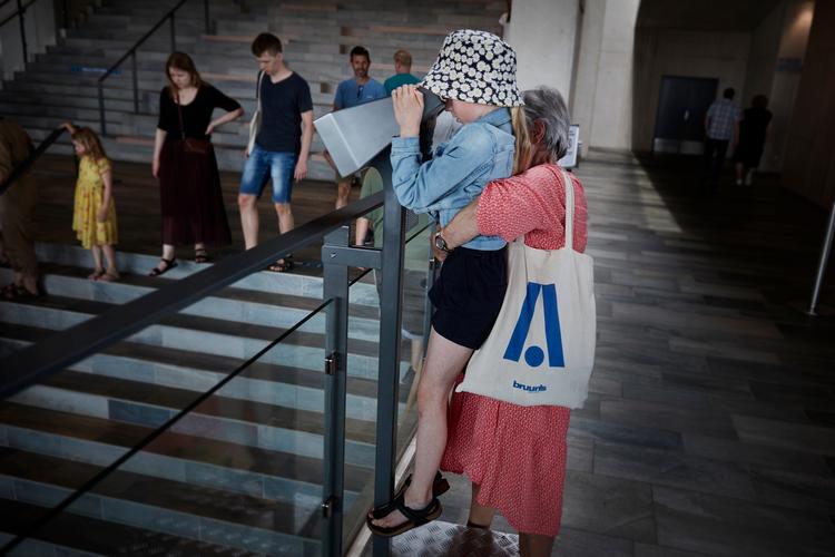  Kan du se dine forfædre? Der må ekstra højde til, da en pige vil se Moesgaard Museums rekonstruktioner af tidlige menneskearter gennem en kikkert i museets foyer.  Foto: Kåre Viemose/POLFOTO