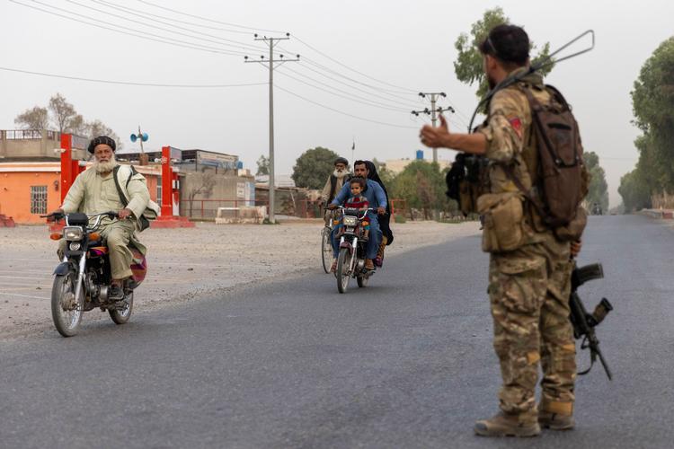 En afghansk soldat styrer trafikken her i provinsen Kandahar. Foto: Danish Siddiqui/Ritzau Scanpix