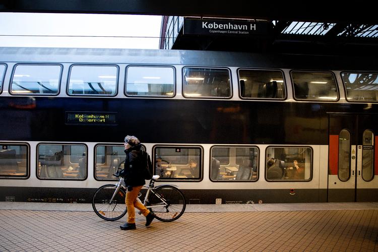 Rejsepasset bliver ikke flået væk som sidste år. DSB siger, at det ikke skyldes sporarbejde, for der er indsat færre togbusser end sidste år. Foto: Finn Frandsen/POLFOTO
