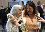 Philimena Morrison og Joan Connolly mistede deres mor under den såkaldte 'Ballymurphy massakre'. En talsmand for de pårørende kalder denne lov for kynisk. Foto: Peter Morrison/Ritzau Scanpix