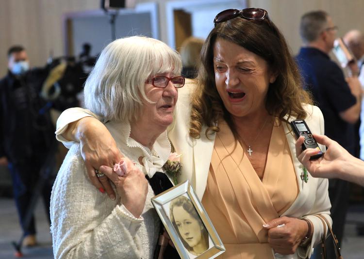 Philimena Morrison og Joan Connolly mistede deres mor under den såkaldte 'Ballymurphy massakre'. En talsmand for de pårørende kalder denne lov for kynisk. Foto: Peter Morrison/Ritzau Scanpix