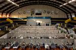 Fra den virkelige epidemi i Brasilien. Et indendørs sportsstadium er midlertidigt lavet om til et nødshospital med 100 sengepladser, for at kunne håndtere den enorme stigning af behandlingskrævende covid-19 patienter i Brasilien.     Foto: Mads Nissen/POLITIKEN