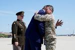 USA har for nylig trukket de sidste soldater ud af Afghanistan. Her hilser forsvarsminister Lloyd Austin på den tidligere amerikanske øverstbefalende i Afghanistan, general Austin S. Miller. Foto: Pool/Ritzau Scanpix