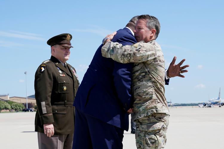 USA har for nylig trukket de sidste soldater ud af Afghanistan. Her hilser forsvarsminister Lloyd Austin på den tidligere amerikanske øverstbefalende i Afghanistan, general Austin S. Miller. Foto: Pool/Ritzau Scanpix