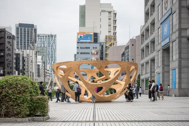 En halv klode uden for FN Universitetet i Tokyo er et af mange kunstværker, som kan ses i Tokyos bybillede. Foto: ToLoLo studio