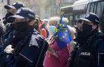 Det polske retssystem har været udsat for kritik længe. Billedet her stammer fra protester i foråret mod arrestationen af en dommer, der var kritisk over for højrefløjen, og som havde dømt imod regeringen. Foto: Czarek Sokolowski/Ritzau Scanpix
