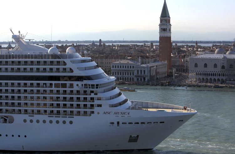 I Venedig kommer de store krydstogtskibe helt tæt på den sårbare kanalby som her ved Dogepaladset, men fra august er det slut. Foto: Stringer/italy/Ritzau Scanpix
