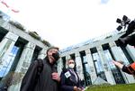 Den polske dommerstand er ikke begejstret over regeringens og Forfatningsdomstolens behov for at kunne 'disciplinere' den polske dommerstand.  Dommerne har flere gange demonstreret og blandt andre den danske dommerforening har udtrykt støtte til de bekymrede polske kollegaer.

     Foto: Czarek Sokolowski/Ritzau Scanpix