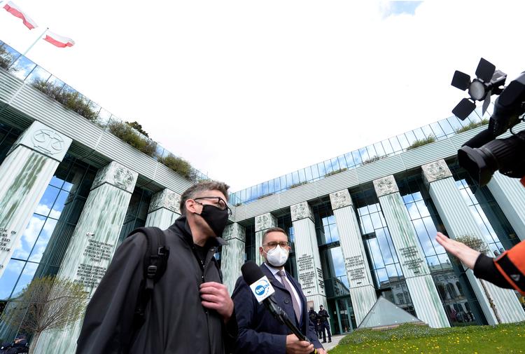 Den polske dommerstand er ikke begejstret over regeringens og Forfatningsdomstolens behov for at kunne 'disciplinere' den polske dommerstand.  Dommerne har flere gange demonstreret og blandt andre den danske dommerforening har udtrykt støtte til de bekymrede polske kollegaer.

     Foto: Czarek Sokolowski/Ritzau Scanpix