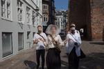 Med bind for øjnene og et reb som livline lærer deltagerne i 'Sensuous City' at lytte, føle og lugte sig frem under den seks timer lange byvandring. Foto: Sisters Hope 