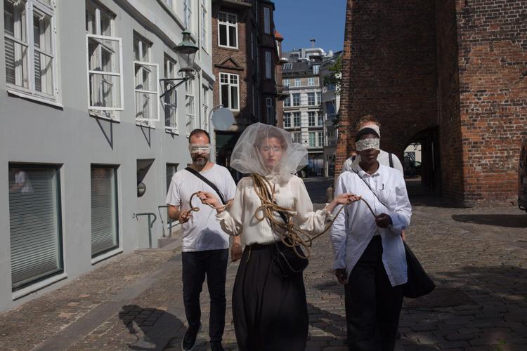 Med bind for øjnene og et reb som livline lærer deltagerne i 'Sensuous City' at lytte, føle og lugte sig frem under den seks timer lange byvandring. Foto: Sisters Hope 