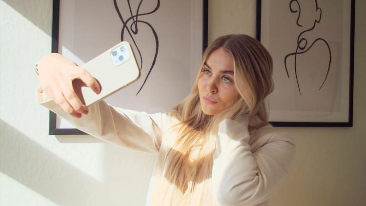 Matilde er en af de fem 'dyre piger' på DR 3. Hun kan ikke leve uden Instagram, men næsten heller ikke med. Foto: DR/ Niels Borup