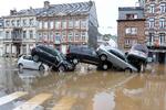 Oversvømmelserne har stablet bilerne i, hvad der normalt er en rundkørsel i den belgiske by Verviers. Foto: Francois Walschaerts/Ritzau Scanpix