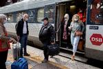 Passagererne skal stadig bære mundbind, når de stiger af og på toget.  Foto: Jacob Ehrbahn/POLFOTO