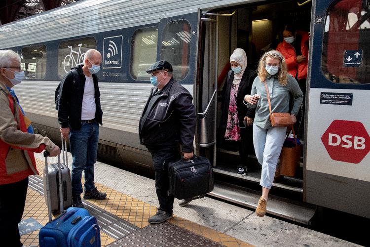 Passagererne skal stadig bære mundbind, når de stiger af og på toget.  Foto: Jacob Ehrbahn/POLFOTO
