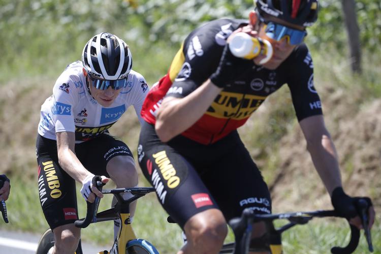 Jonas Vingegaard blev endnu en gang eskorteret forbilledligt af Wout van Aert, men når andenpladsen skal endeligt i hus, er han overladt til sig selv.
 Foto: Stephane Mahe/Ritzau Scanpix