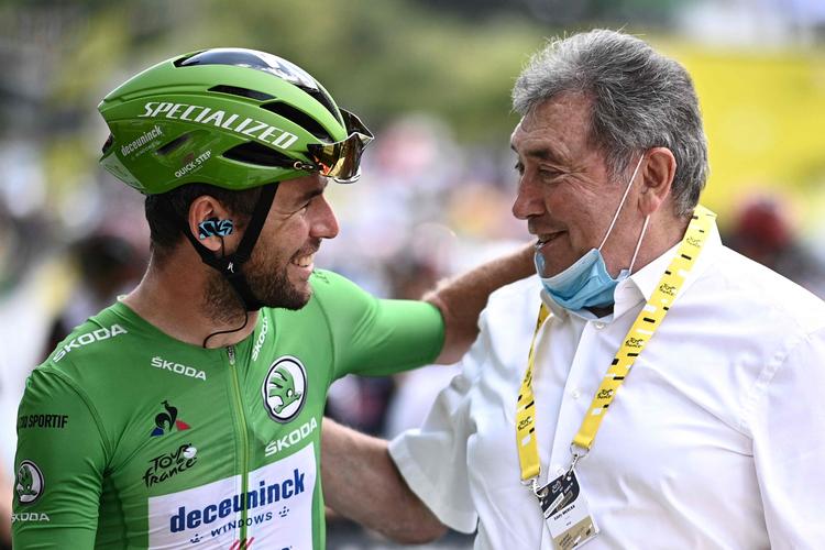 De to ryttere med flest etapesejre i Tour-historien Mark Cavendish og Eddy Merckx fik sig en snak i forbindelse med fredagens etape.
 Foto: Anne-christine Poujoulat/Ritzau Scanpix