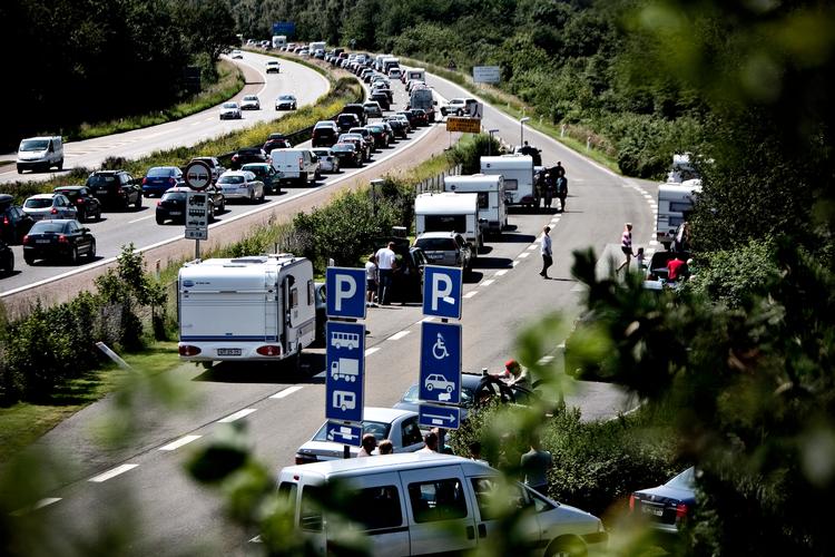 Fra en tidligere bilkø ved Slagelse på Vestmotorvejen. Rastepladsen Antvorskov i forgrunden.    Arkivfoto: Joachim Adrian