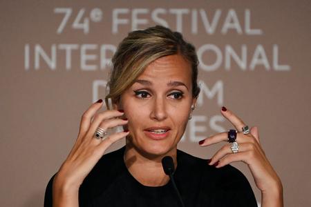 Den franske instruktør Julia Ducournau får overrakt Guldpalmen ved den franske filmfestival i Cannes.  Foto: John Macdougall/Ritzau Scanpix