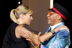 Guldpalmevinderen Julia Ducournau takker jurypræsidenten Spike Lee for en uperfekt aften. Hun elskede, at han kom til at tale over sig og afsløre hende som vinder i begyndelsen af showet. 
   Foto: Eric Gaillard/Ritzau Scanpix