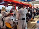     Migranter blev testet for covid-19 på flygtninigeskibet 'Ocean Viking', da det 9. juli gik i havn i Augusta på Sicilien. 'Ocean Viking' har i sommer reddet hundredvis af migranter og flygtninge på Middelhavet. Foto: Claire Juchat/sos Mediterranee/Ritzau Scanpix